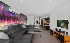 Discover Urban Bliss In Our 1-Bedroom King Bed Apartment! City Views And Cultural Gems